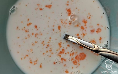 Смешайте молоко и яйцо. 