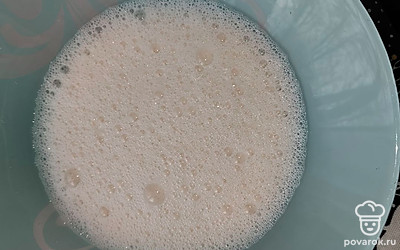 В полученную смесь добавьте сахар, хорошо взбейте. 