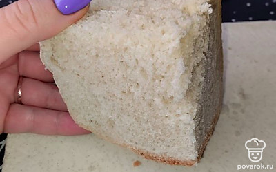 Для приготовления сухариков лучше взять не свежий хлеб, а слегка черствый. 