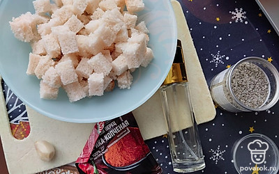 Хлеб нарежьте небольшим кубиком (1 на 1 сантиметр). 