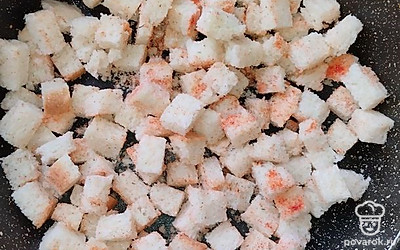 К сухарикам отправьте соль, специи. Чеснок выдавите через пресс. Сбрызните маслом. Поставьте в духовку на 20 минут при 150 градусах.