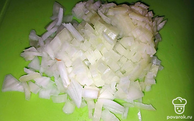 Почистите и нарежьте луковицу. 