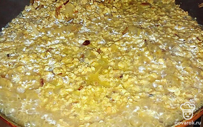 Обжарьте ее с соевым фаршем на растительном масле. Добавьте воду, соль и специи. Томите 10 минут.