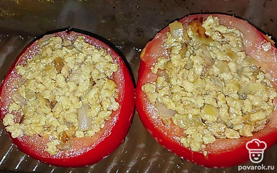 У томата вырежьте мякоть, положите фарш и запекайте 20 минут в разогретой духовке.