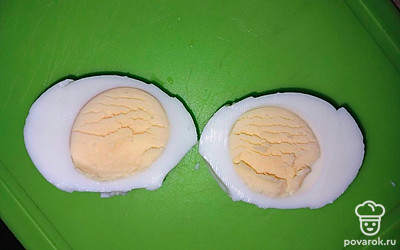 Отварите яйцо, очистите его и разрежьте на половинки.