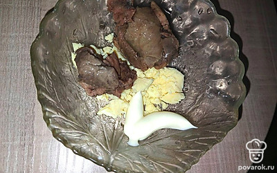 Нарежьте желток, добавьте майонез и печень минтая, перемешайте.