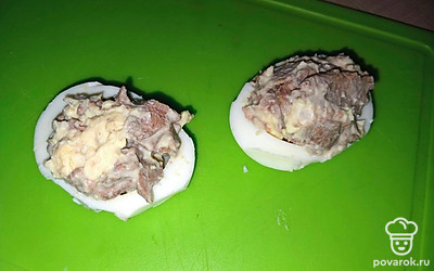 Начините белок получившейся массой. Сверху можно украсить веточкой укропа.