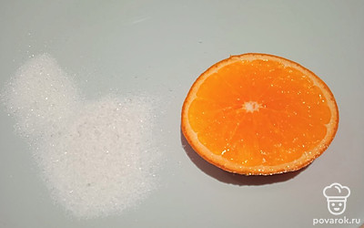 Выдавите из апельсина сок. Смешайте с солью и сахаром.