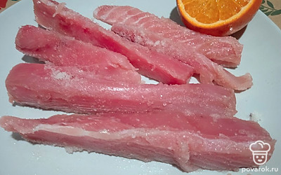 Тунца нарежьте на кусочки, обмажьте приготовленной смесью.