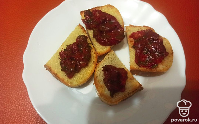 Гренки в духовке с томатной пастой и чесноком — Рецепт с фото