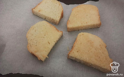 Выпекайте гренки в духовке в течение 10 минут при температуре 180 градусов.