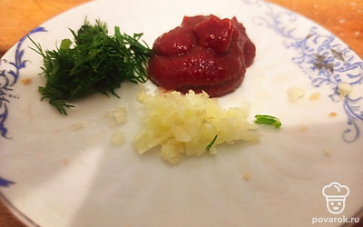 Чеснок натрите на терке. Укроп нарежьте и перемешайте с томатной пастой.