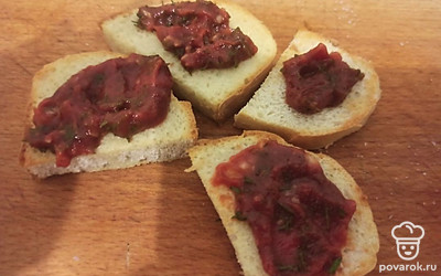 Намажьте получившуюся пасту на гренки.