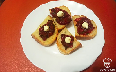 Для красоты и контраста можете украсить блюдо каплями майонеза. Приятного аппетита!