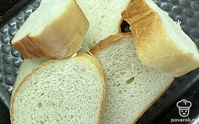 Нарежьте хлеб сначала пластами.