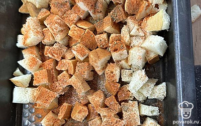 Далее нашинкуйте кубиками и посыпьте специями.