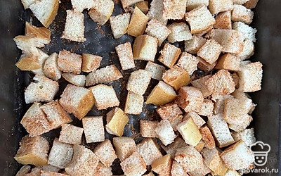 Перемешайте, полейте маслом. Еще раз перемешайте. Запекайте 30 минут при 150 градусах.