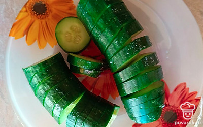 Если огурец большой, разделите его так, чтобы получилось два отдельных.