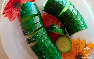 Кто любит огурчики с солью, то посолите закуску и дайте ей настояться.