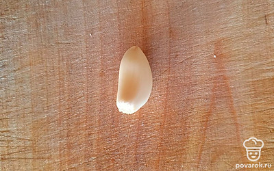 Для заправки салата возьмите 3 дольки чеснока.