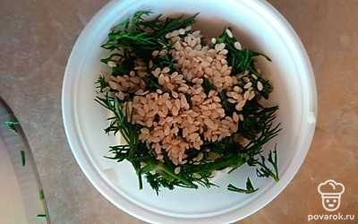 Помойте 2 веточки укропа и нарежьте. Сверху приправьте щепоткой кунжута.