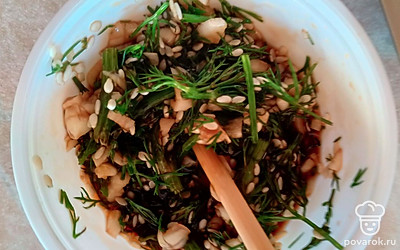 Подлейте немного соевого соуса и перемешайте палочкой.