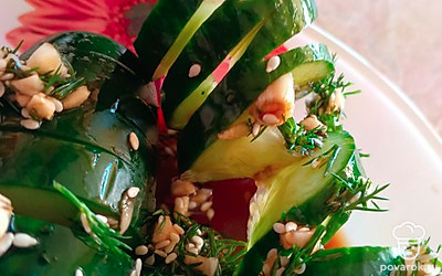 Распределите заправку по огурчиками и наслаждайтесь!