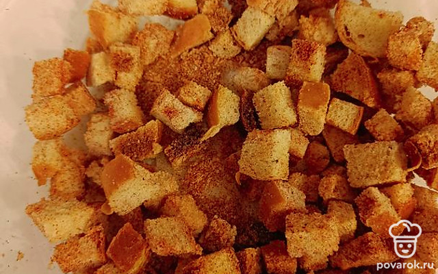 Сухарики с паприкой и солью в микроволновке — Рецепт с фото