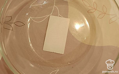 Большую тарелку смазать небольшим количеством подсолнечного масла.