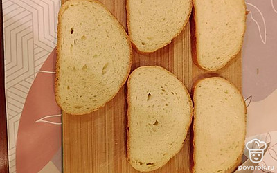 Взять несколько кусков белого или черного хлеба.