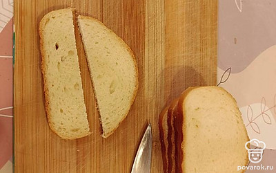 Разрезать все куски хлеба пополам.