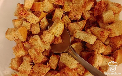 Когда сухарики нагреются, достать их и перемешать.