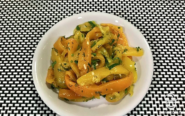 Закуска из печеного перца с зеленью — Рецепт с фото