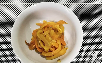 После запекания сложить перец в пакет на 5 минут. Затем снять кожицу, удалить семена, нарезать тонкими полосками.