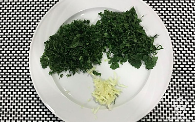 Чеснок натереть на мелкой терке. Зелень измельчить.