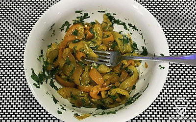 Соединить перец, зелень, чеснок, масло, лимонный сок, сахар. Посолить. Перемешать.