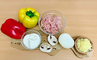 Подготовьте все ингредиенты. Выбирайте перец разных цветов, так вы получите красивое и яркое блюдо.