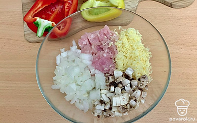 Шампиньон и лук очистите и нарежьте мелкими кубиками. Сыр натрите на терке. Выложите все в миску и добавьте куриный фарш, соль и перец по вкусу. Тщательно перемешайте. Добавьте сметану и еще раз перемешайте. Начинка готова!