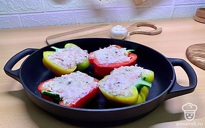 Половинки перца плотно нафаршируйте. Перец выложите на противень, заранее смазанный растительным маслом.
Поставьте половинки перца в заранее разогретую до 200 градусов духовку примерно на 30 минут. Точное время запекания зависит от вашей духовки.