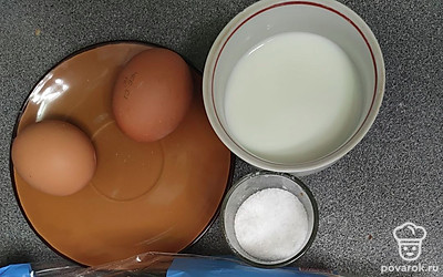 Приготовьте ингредиенты. Хлеб или батон тонко нарежьте.