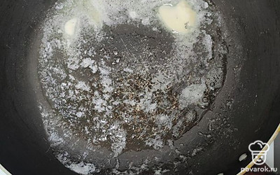 Растопите сливочное масло для жарки и пожарьте хлеб с обеих сторон до румяной корочки.