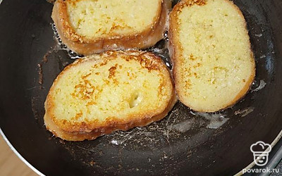 Гренки получаются очень мягкими и вкусными. Дети уплетают сразу