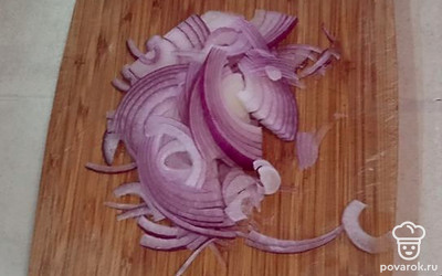 Почистить красный лук и нарезать тонкими полукольцами.