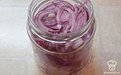Переложить в банку с крышкой, объем примерно 0,5 литра.