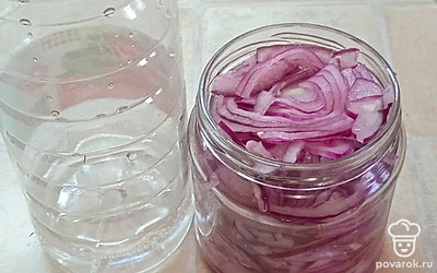 Налить уксус 9% из расчета 80 миллилитров на полулитровую банку.