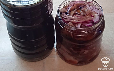 Заполнить соевым соусом банку, чтобы маринда накрыл лук. У меня это примерно 120-150 миллилитров.