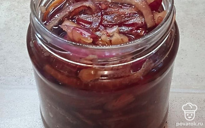 Банку закрыть, перемешать лук. Убрать емкость в холодное место на 6-8 часов.