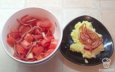 Лук использовать для украшения блюд или в салаты, для более пикантного вкуса.