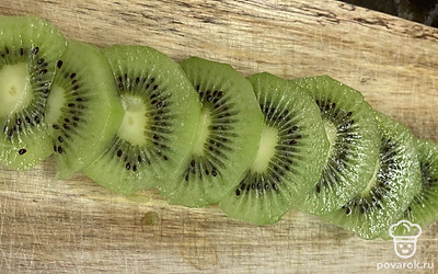 Киви почистить и нарезать кружочками.