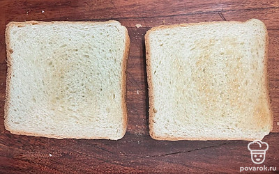 Хлеб подсушить на сухой сковороде или в тостере.